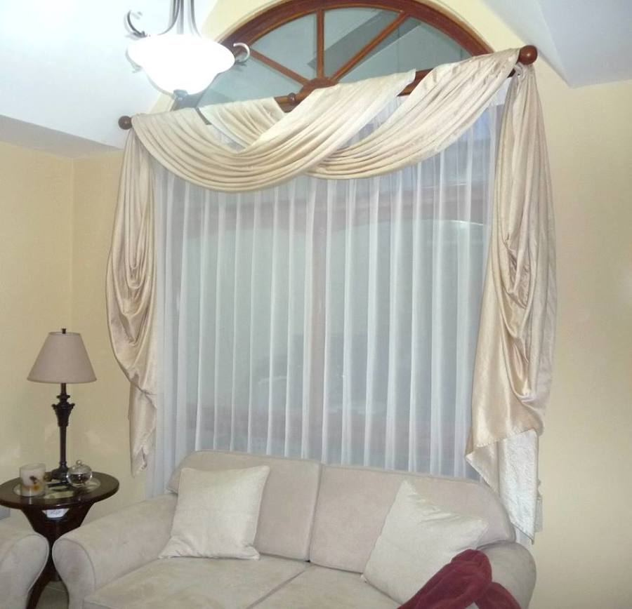 Cenefa y cortina decorativa