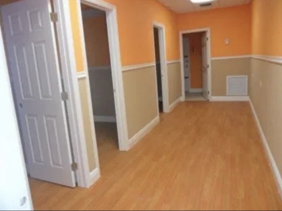 Pasillo a dos colores