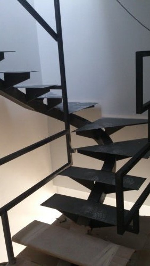 escalera metálica acceso 2ª planta