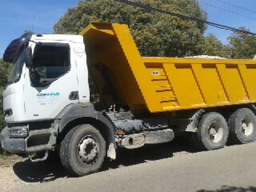 Camiones y maquinaria de excavacion propios.
