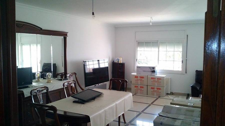 Blanqueado de casa y colocación de cornisas