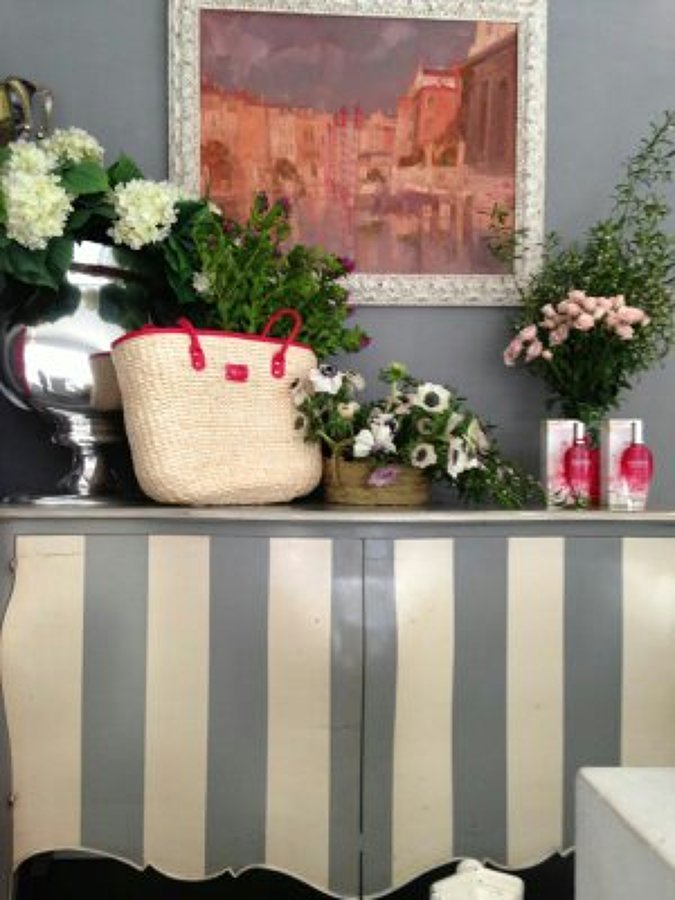 Cómoda con pintura decorativa