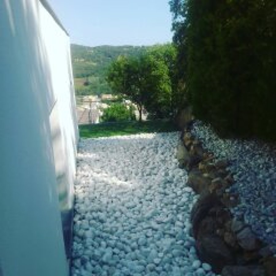 Colocación de bolo de marmulina blanco