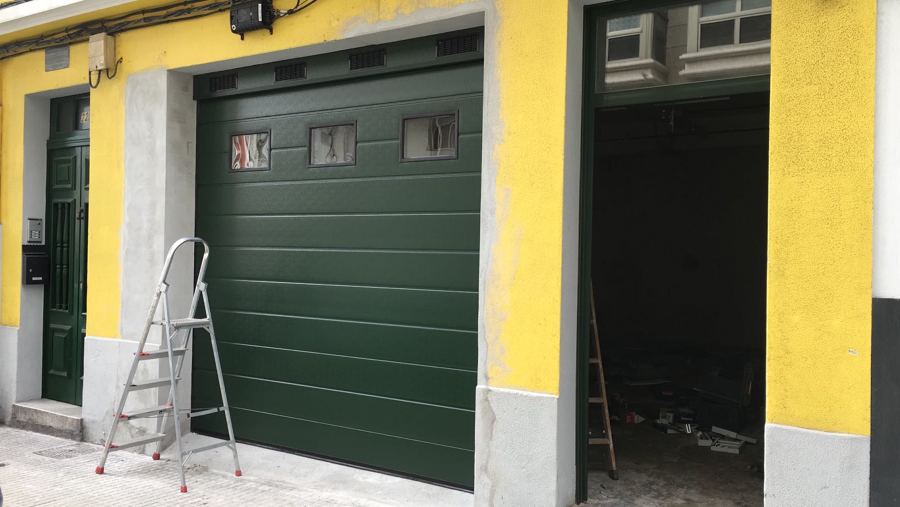 Puerta Seccional Verde Estándar