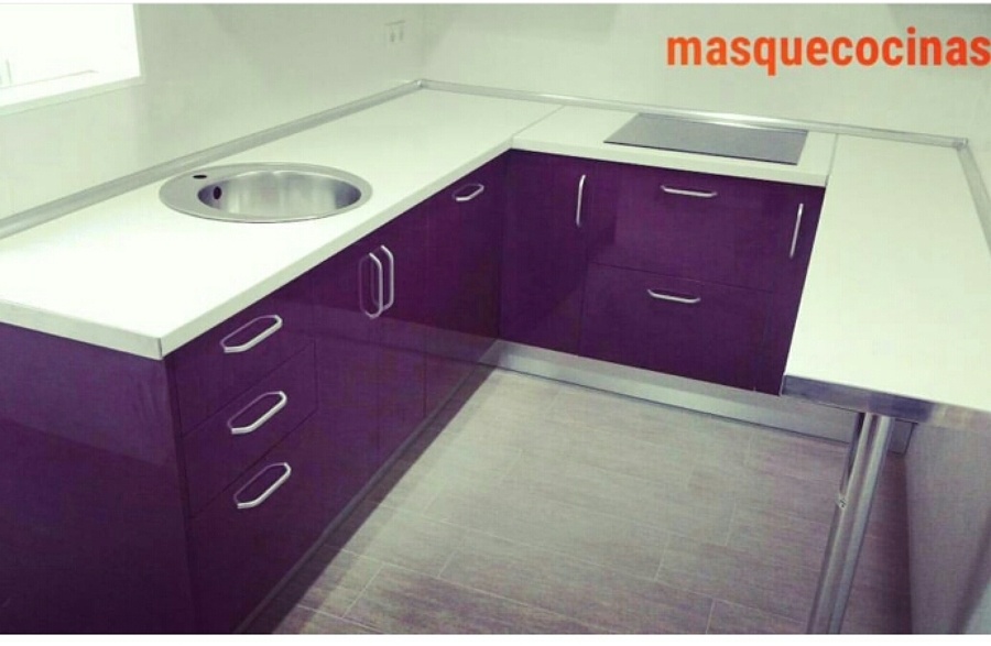 Cocina color berenjena 