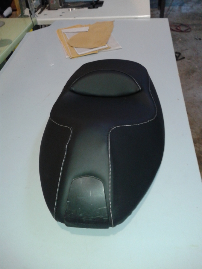 asiento moto tapizado en piel sintética especial