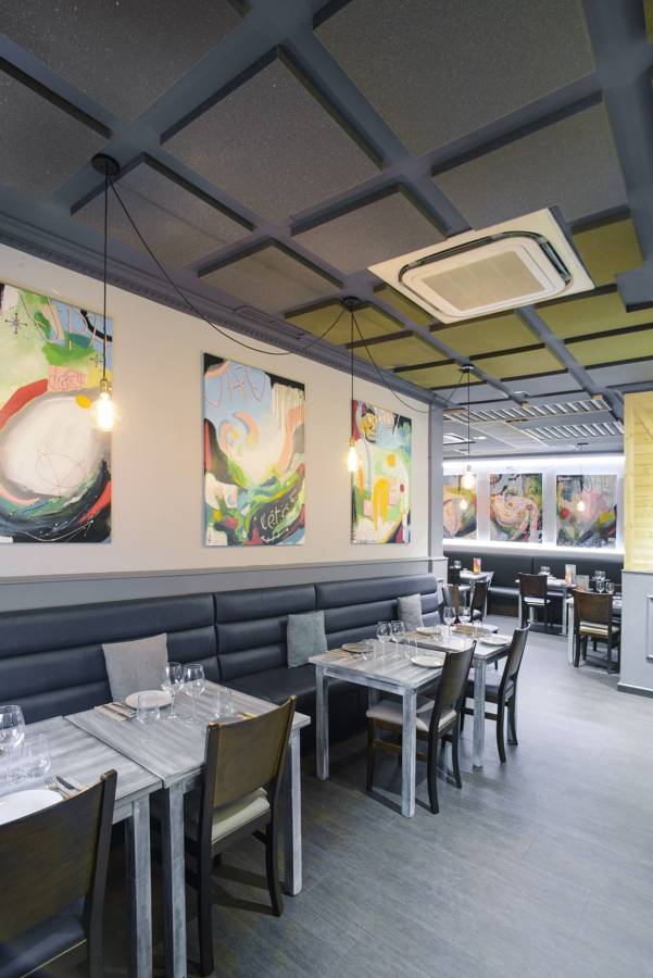 Paneles en color en restaurante