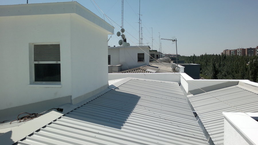 Rehabilitación de cubierta con chapa prelacada y aislamiento de lana mineral.