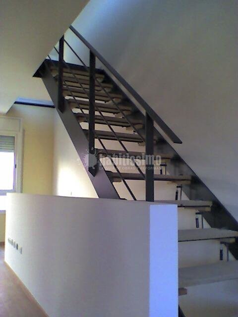 Escalera interior en piso