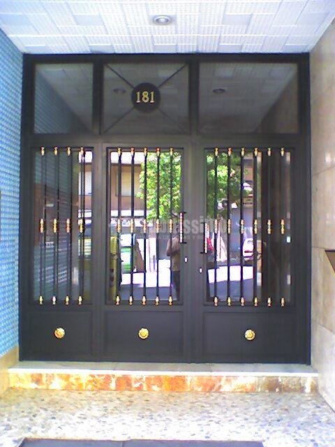 Puerta de entrada en comunidad de vecinos