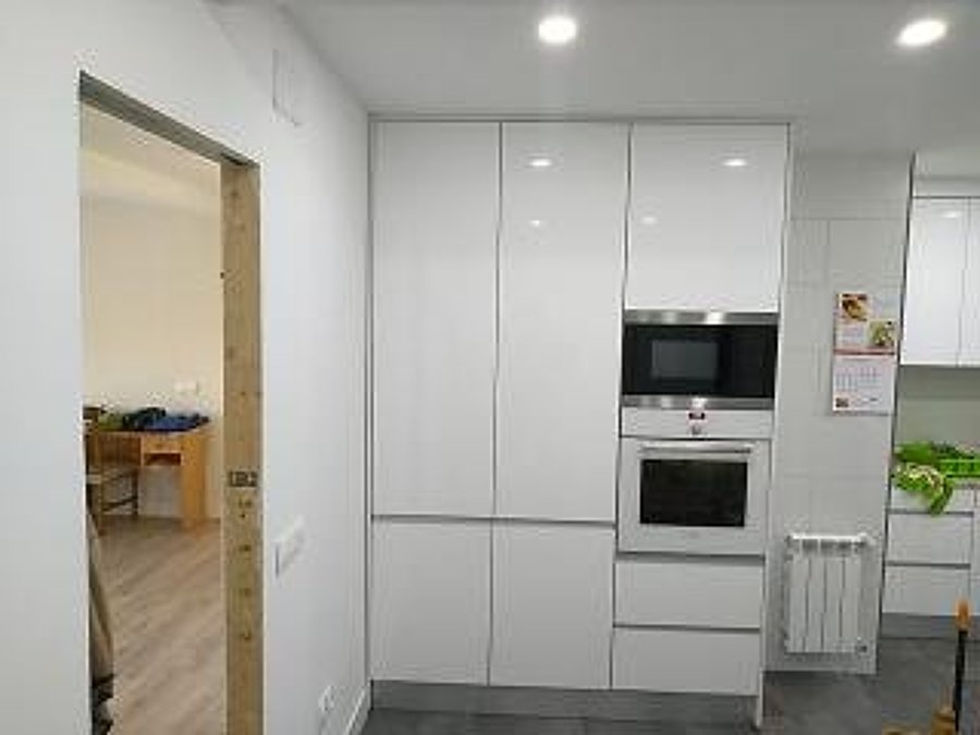 Columna de horno y microondas con columnas despenseros.