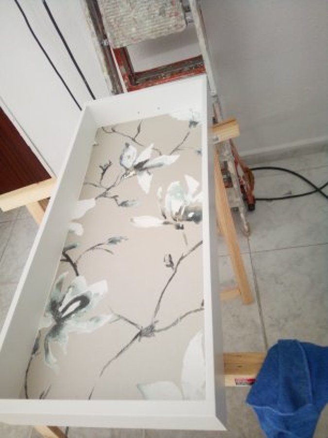 Esmaltado con papel pintado de fondo