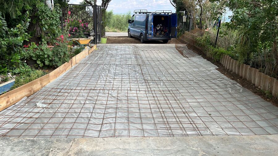 ¿Cuánto cuesta demoler el muro del patio e instalar una puerta de garaje enrollable?