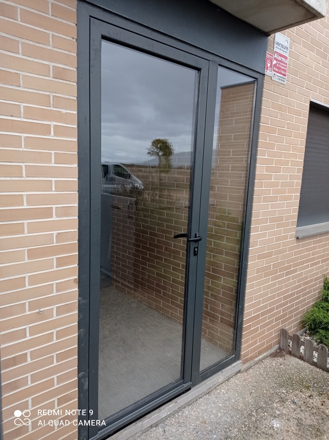 Contrapuerta de aluminio con cerradura