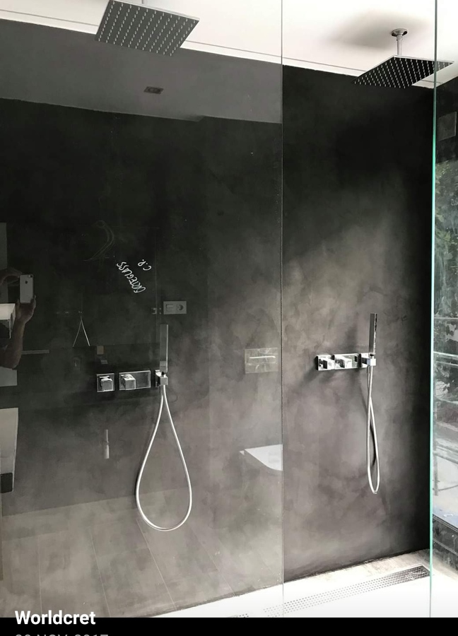 REVESTIMIENTO DE PAREDES DE BAÑO CON MICROCEMENTO NEGRO