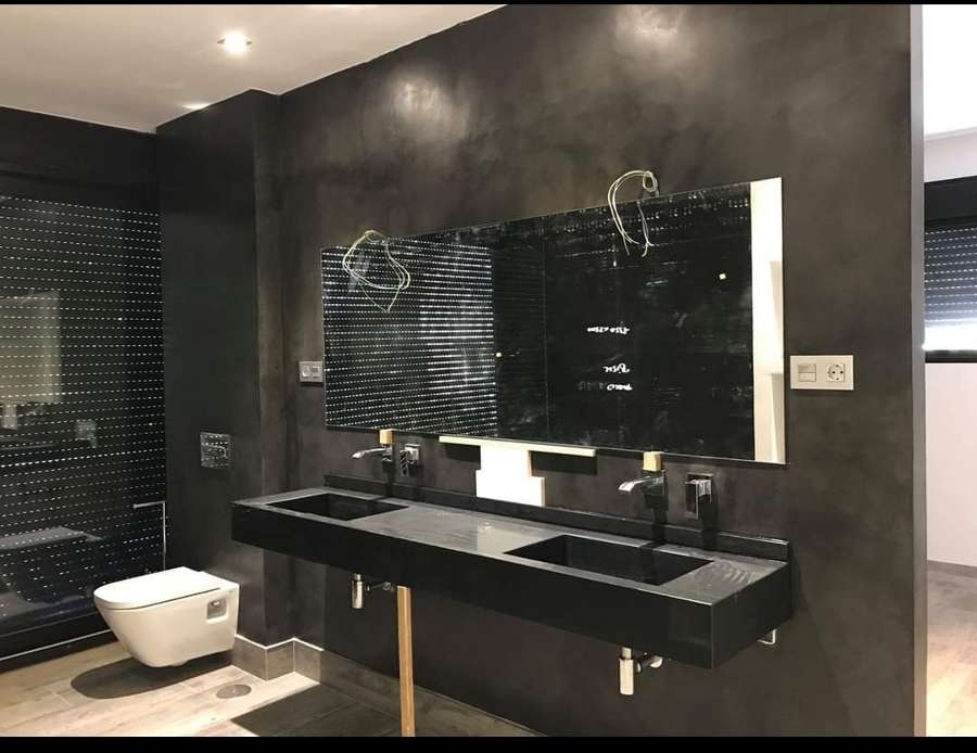REVESTIMIENTO DE PAREDES DE BAÑO CON MICROCEMENTO NEGRO