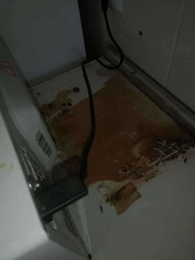 Parte de abajo de un MICROONDAS