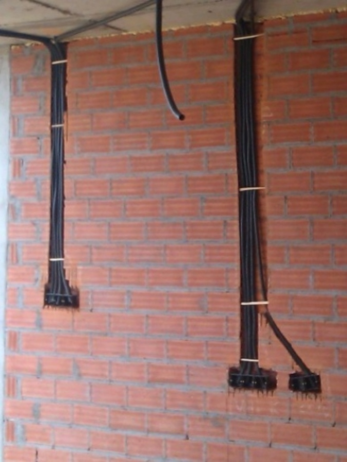 instalación de tubos para la colocación de enchufes telefonia y datos