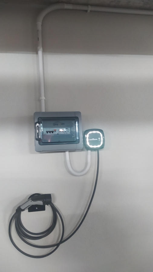 Wallbox Pulsar Plus en garaje privado