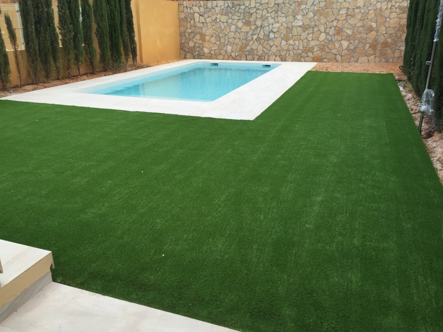 Césped alrededor de piscina