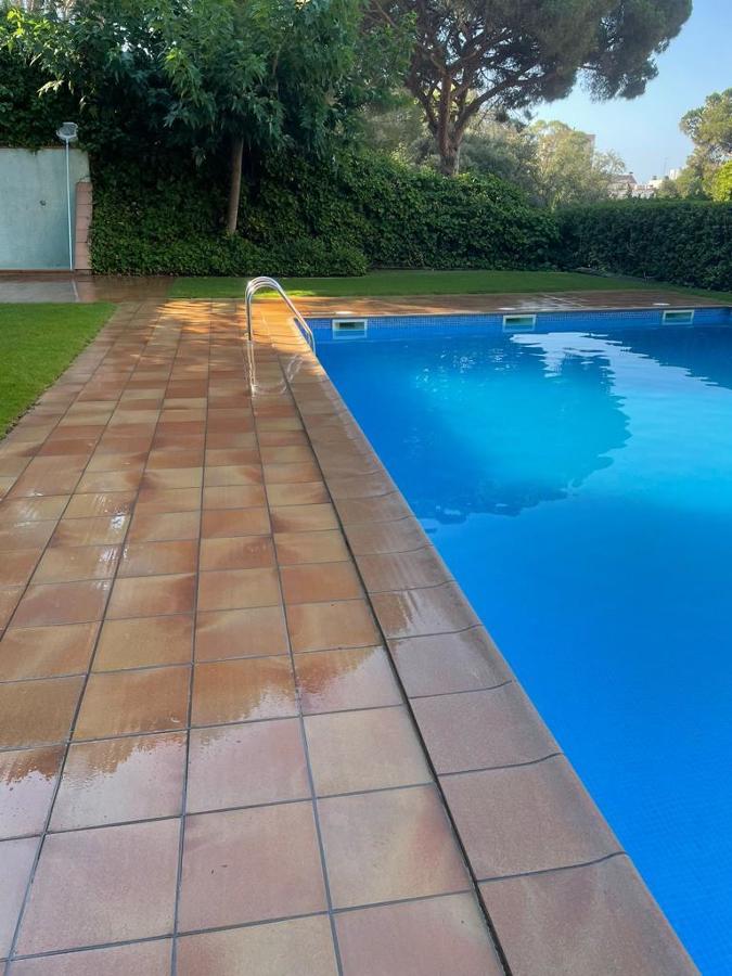 Neteja amb maquinària professional l'exterior de piscina.