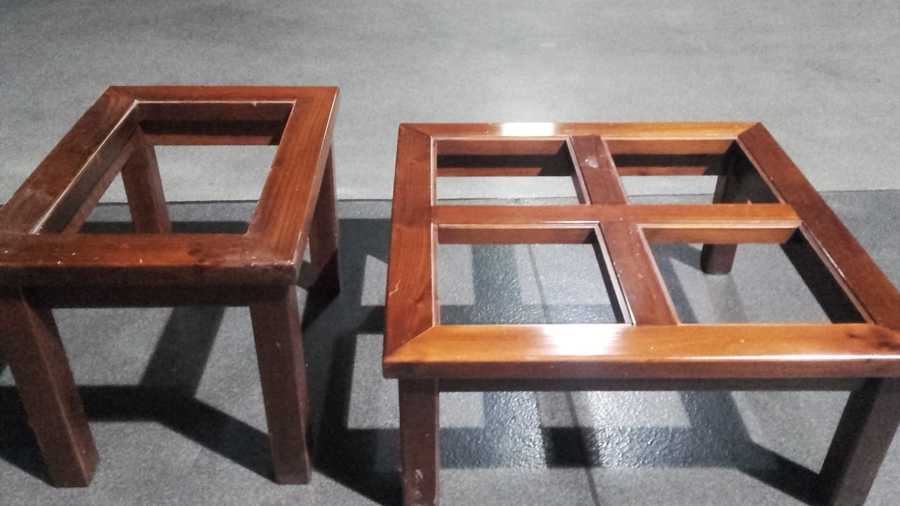 Mesas de pino color cerezo.