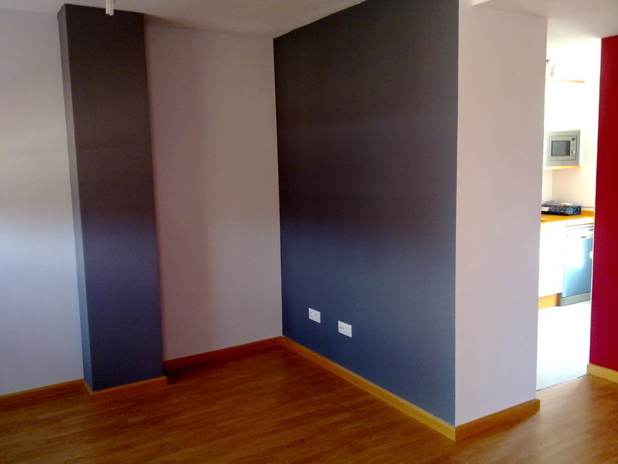 alisado de paramentos verticales y horizontales de salon y pintado en tres colores plastico mate