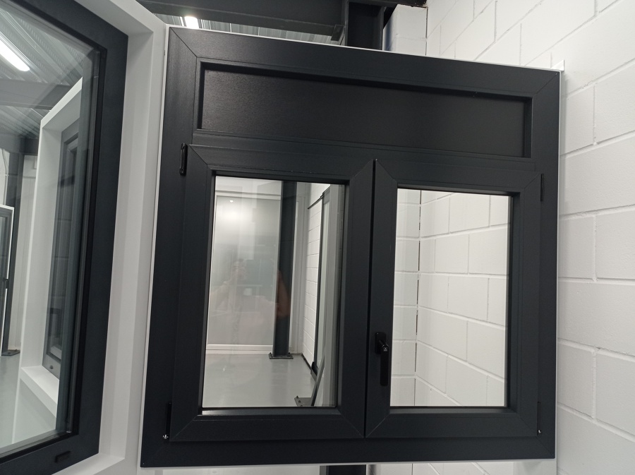 VENTANA CON REGISTRO PERSIANA