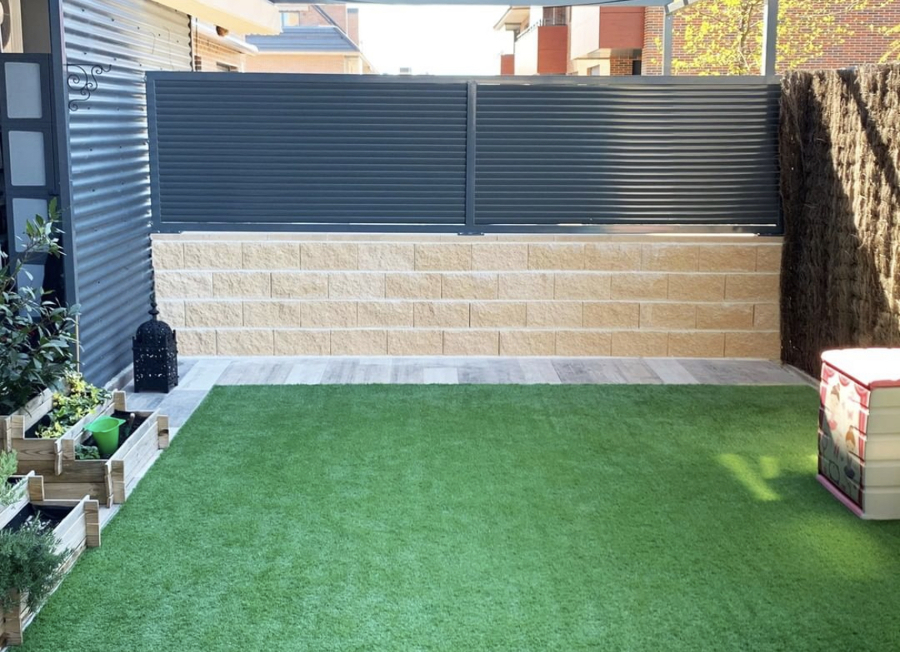 CREACIÓN DE MURO Y VALLA METÁLICA