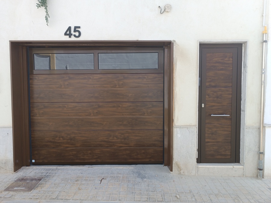 PUERTA GARAJE CON PEATONAL A JUEGO