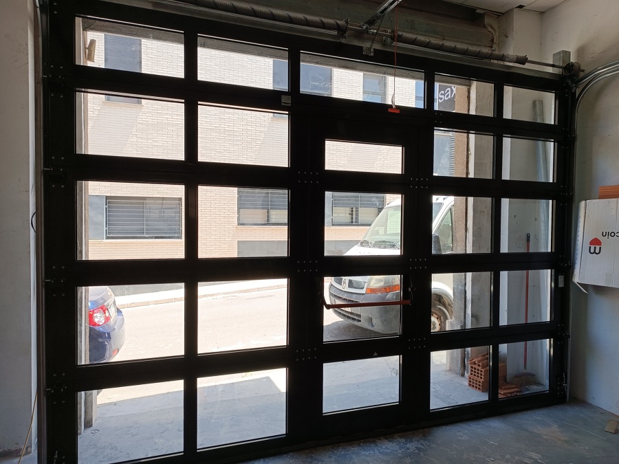 PUERTA ACCESIBLE ACRISTALADA