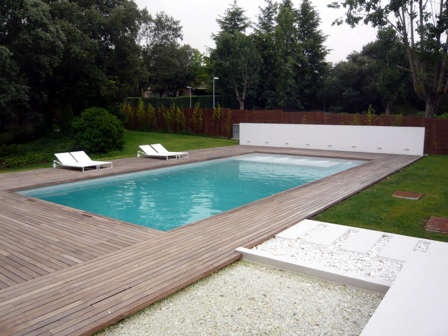Piscina climatizada con tarima de madera