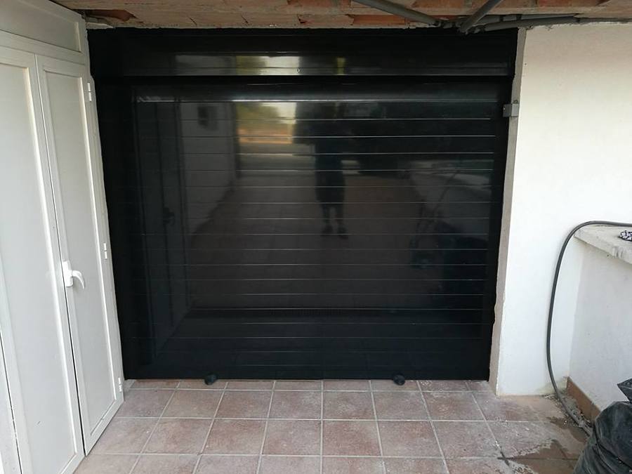 Puerta enrollable de aluminio lacada al horno en negro