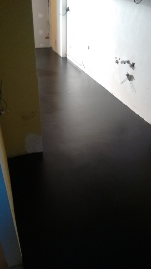 Suelo negro acabados en poliuretano