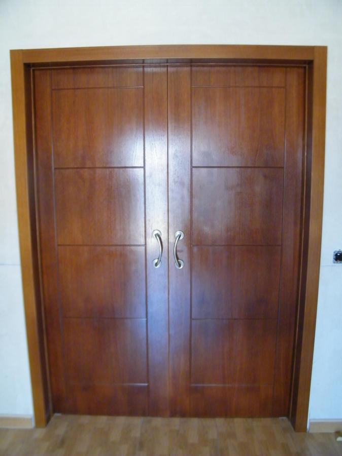 PUERTAS EN MADERA DE VESTIDOR
