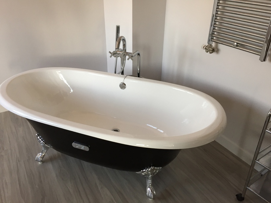 Bañera en cuarto de baño de duplex