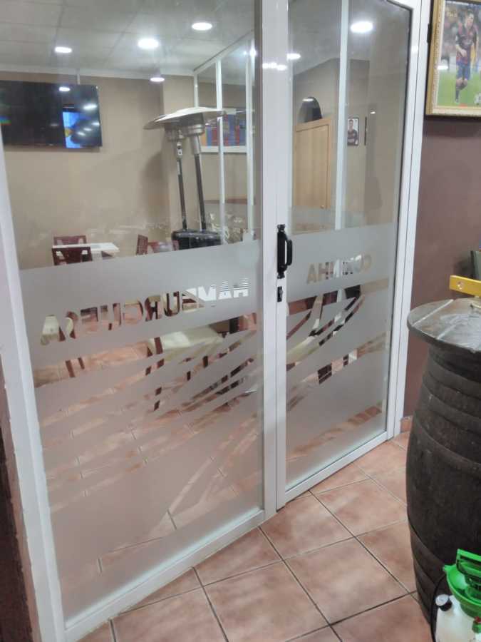 Diseño, impresión y colocación vinilo de corte en restaurante 2