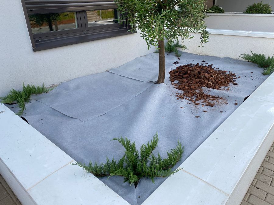 Colocación de Maya geotextil y diseño de jardinera