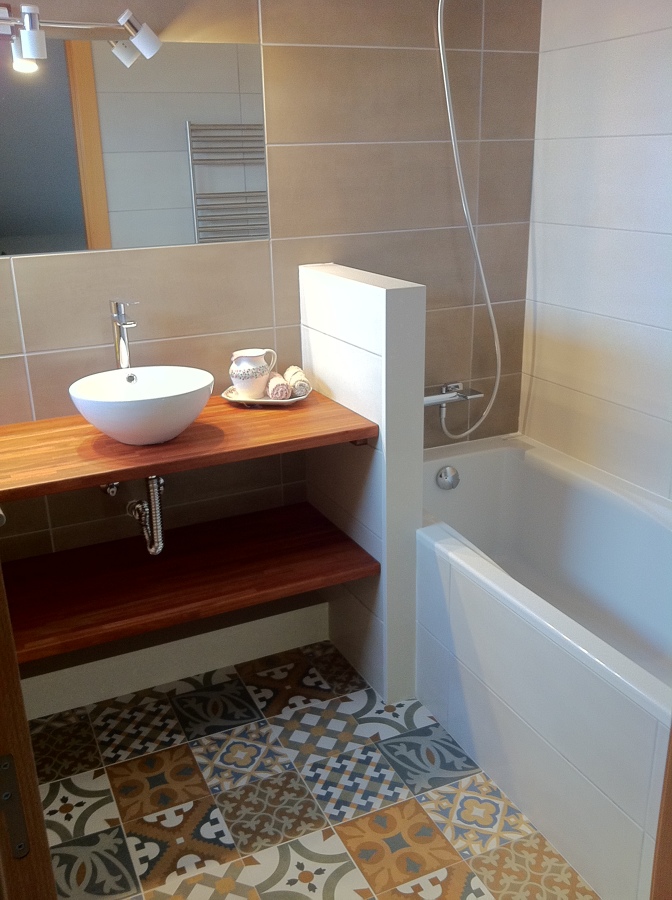 Baño con suelo hidráulico