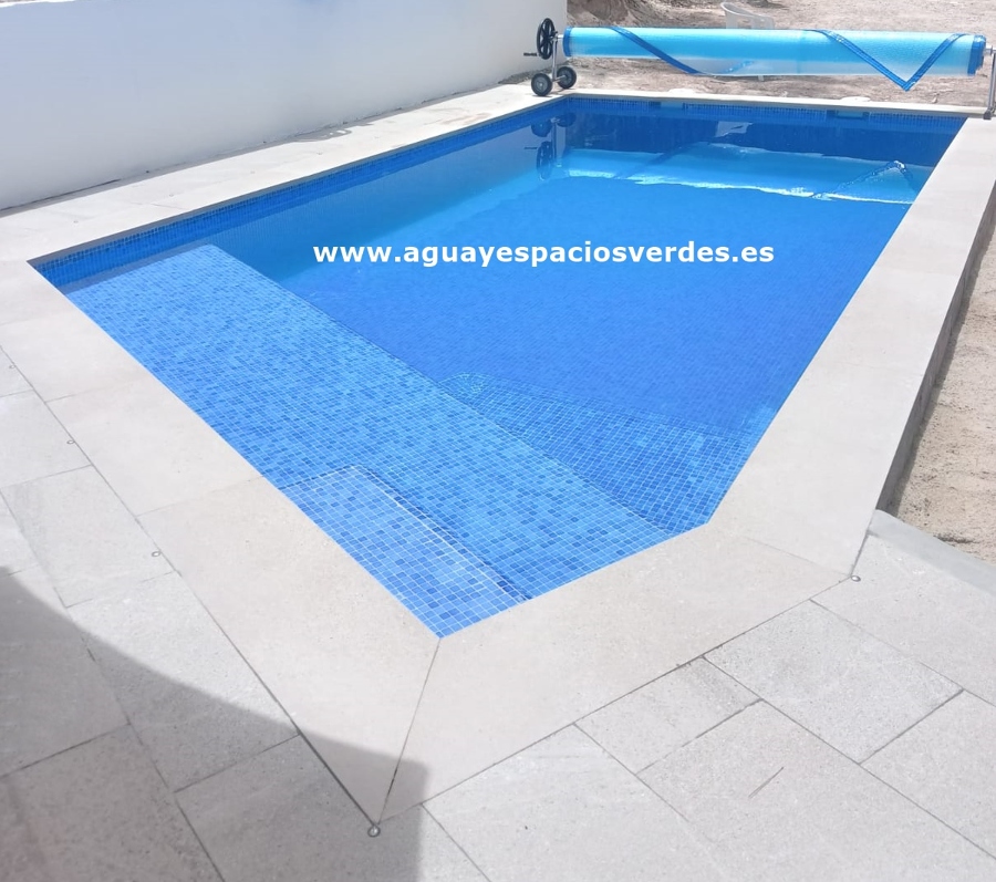 Piscina de obra con playa