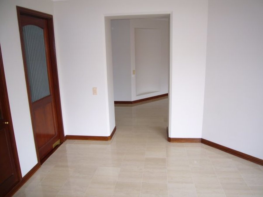 rodapie en madera  sobre baldosa.