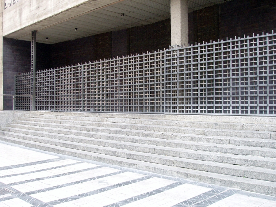20- Reja acceso Iglesia