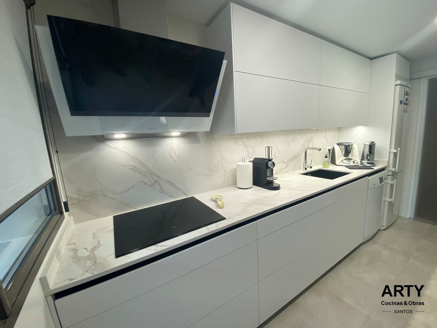Cocina lineal blanca con marmol