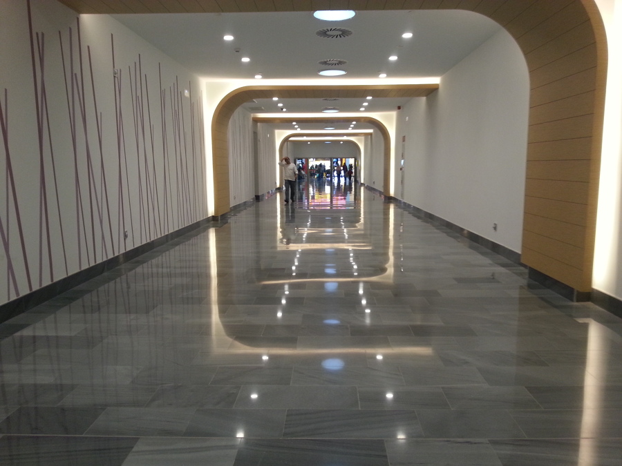 Centro comercial de 13.000 metros