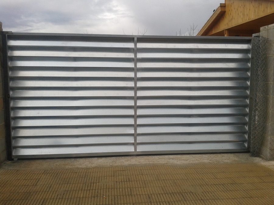 puerta  corredera motorizada con lamas galvanizado