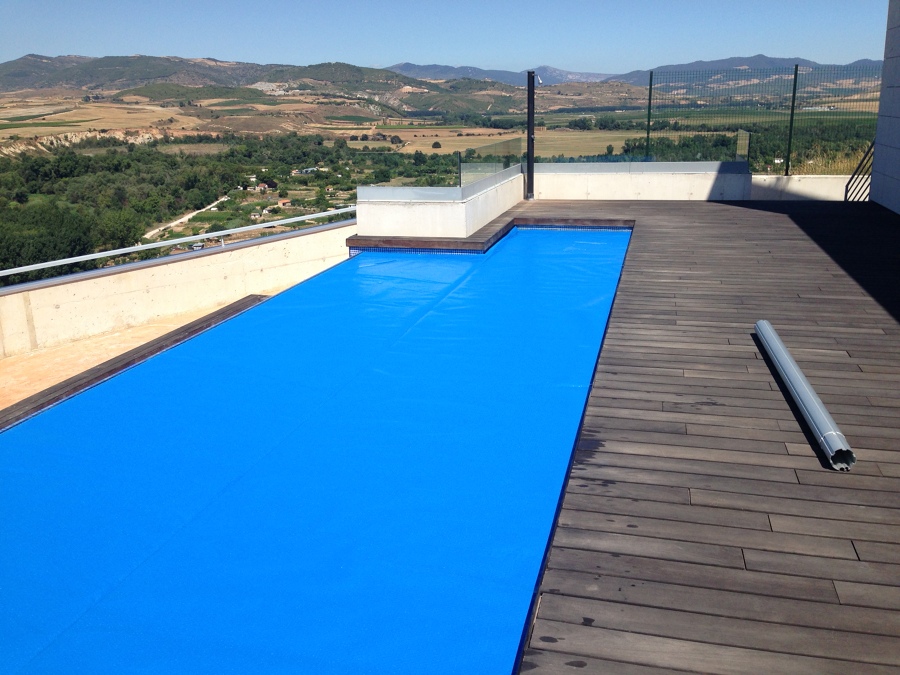 Calentamiento de piscina por medio de captadores solares y manta térmica