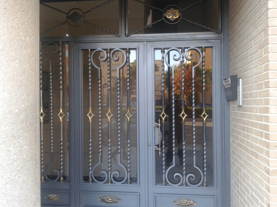 puerta de forja entrada al portal