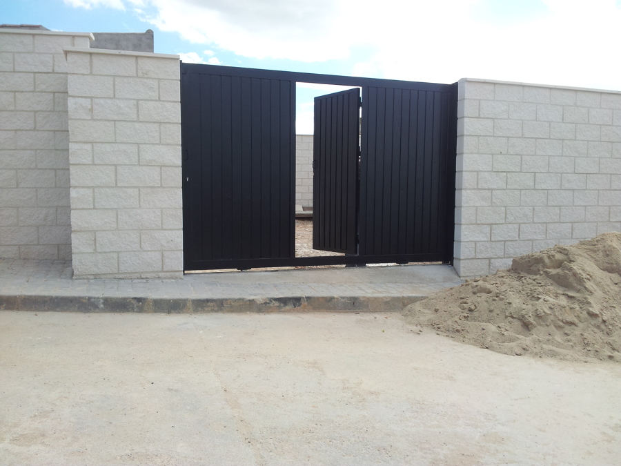 PUERTA DE GARAJE CORREDERA CONPUERTA PEATONAL