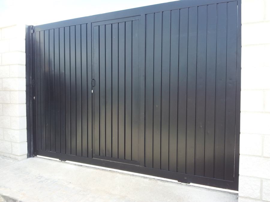 PUERTA DE GARAJE CORREDERA CONPUERTA PEATONAL