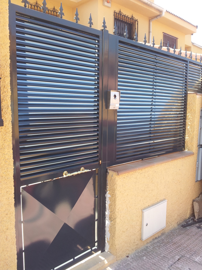 PUERTA Y REJA DE ENTRADA A CHALET